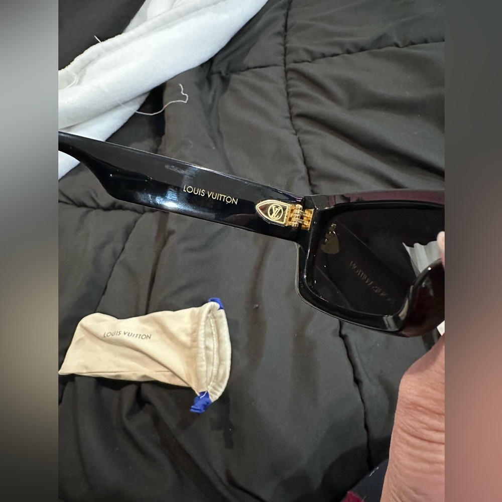 Z1722W
LV FAME RECTANGLE SUNGLASSES
